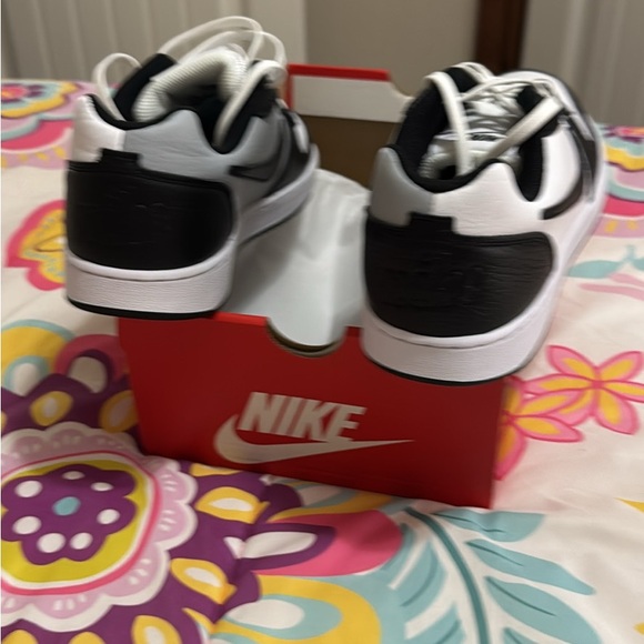 Nike Classic Black and White Sneakers - Picture 3 of 7